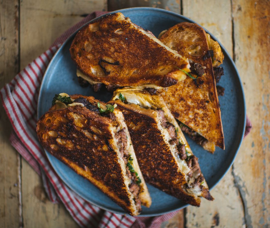 Sandwich phô mai thịt bò nướng với sốt mayo cay