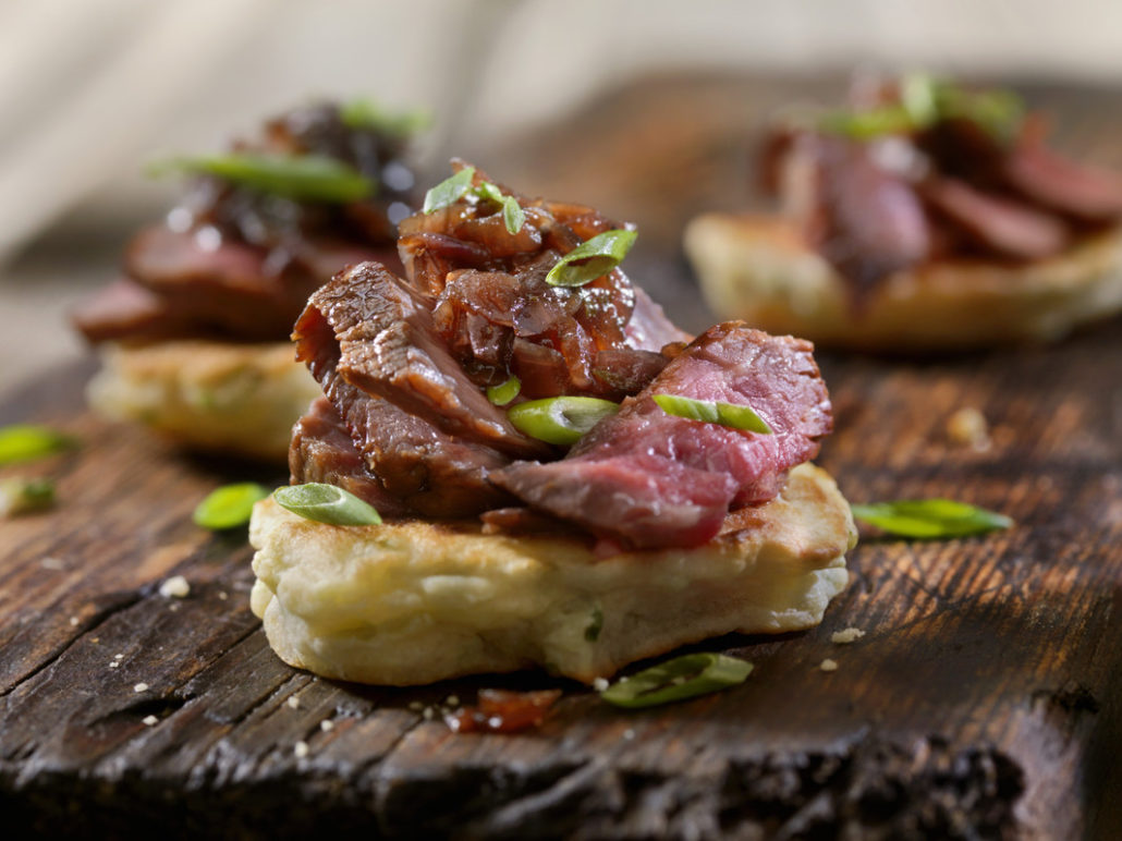 Bánh blini thịt bò ướp kiểu Nga
