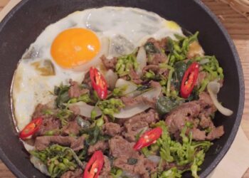 Bò né rau càng cua sốt me