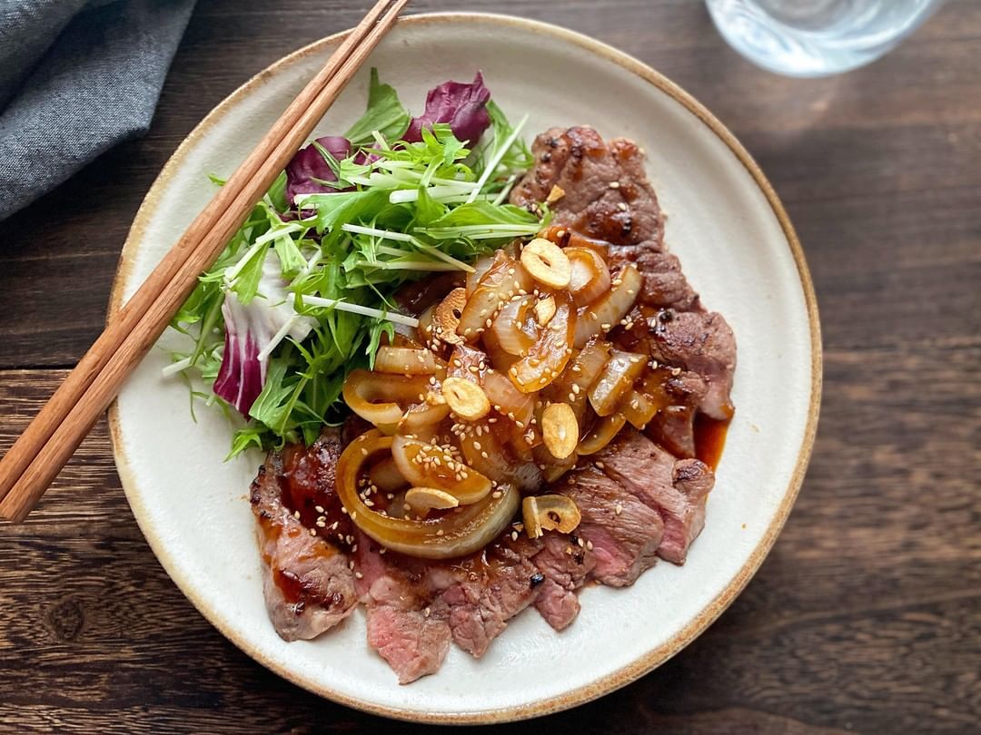 Thịt thăn Canada sốt hành cay ngọt
