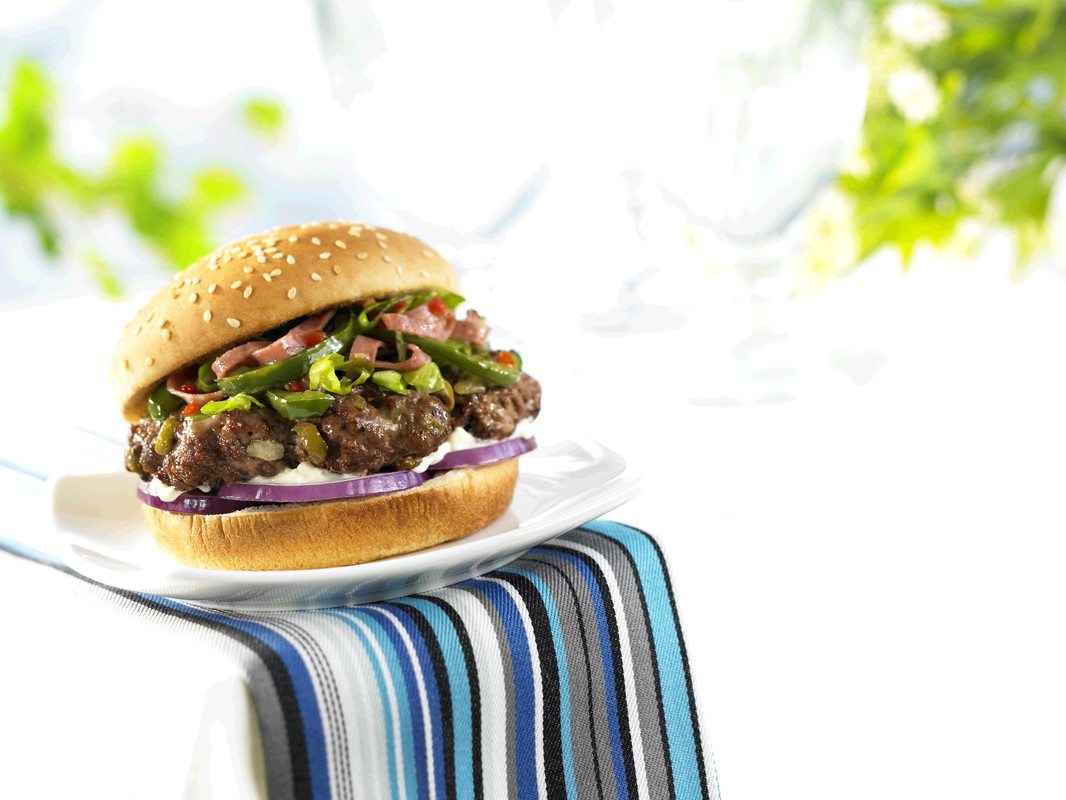 Burger thăn bò Muffuletta kiểu Ý